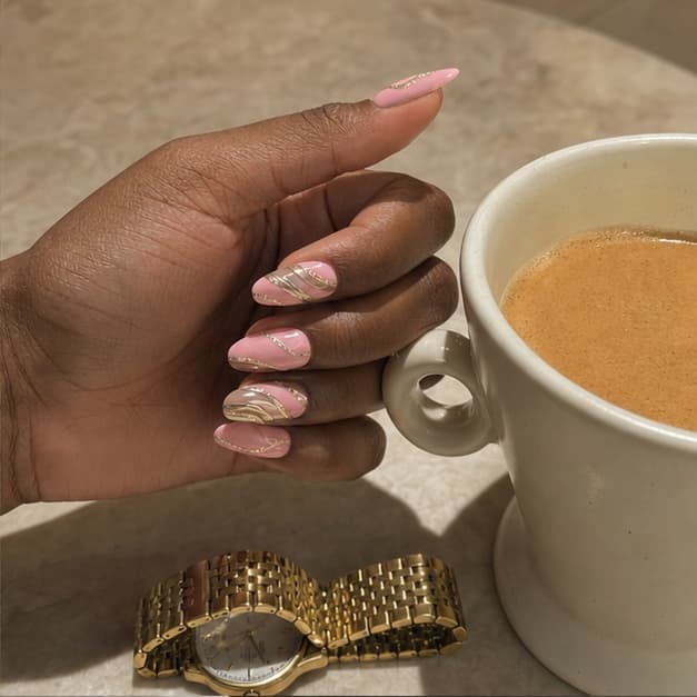 Velours press-on nails in a warm everyday style diary scene