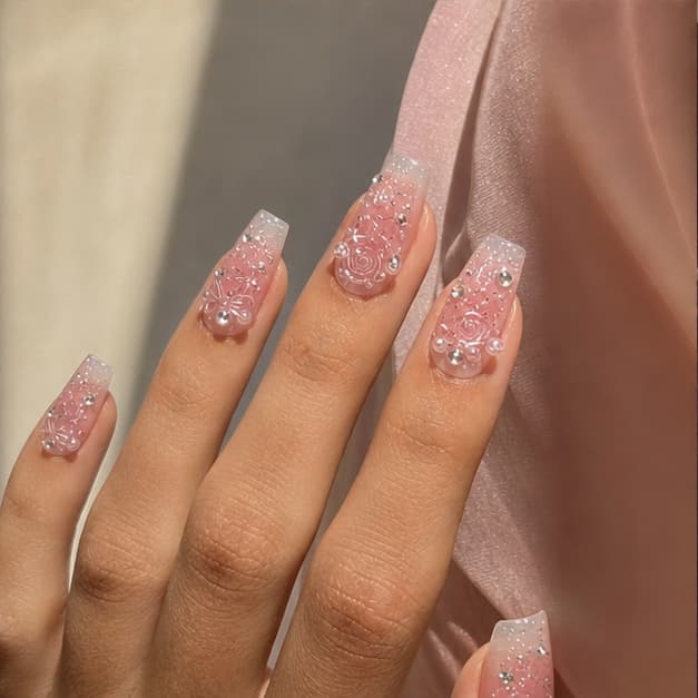 Camélia press-on nails in a warm everyday style diary scene